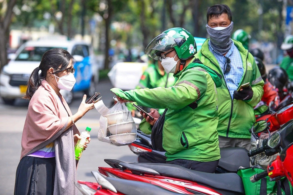 ShopeeFood tops Vietnam’s online food delivery orders in survey, Grab leads by market share- Ảnh 1.