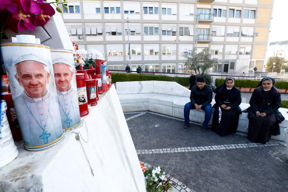 People pray outside the Gemelli Hospital where Pope Francis is admitted for treatment, in Rome, Italy, February 22, 2025. Photo: Reuters
