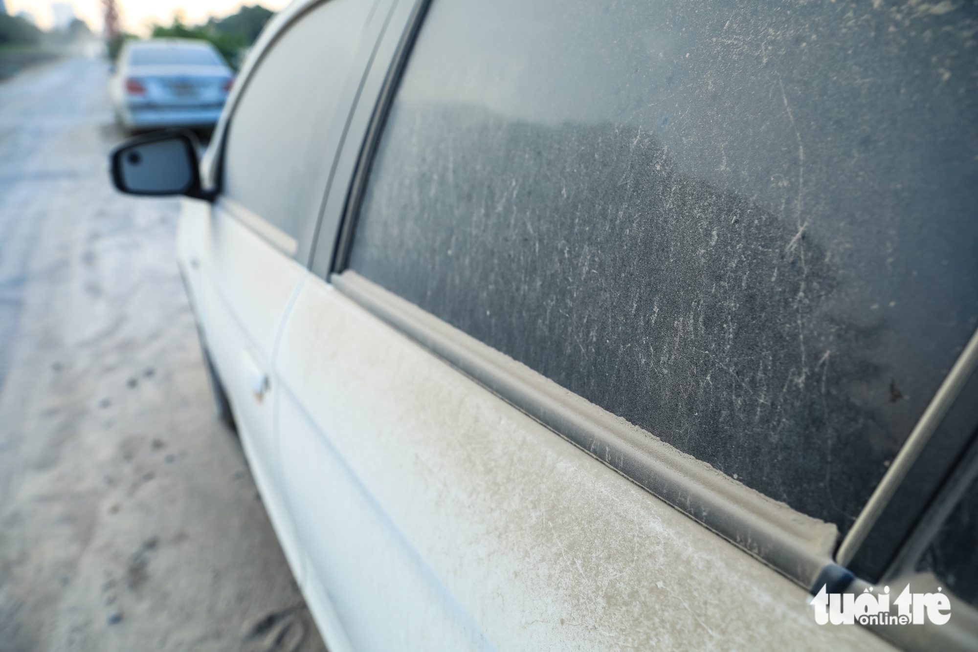Waste burning and road dust are among the sources of air pollution in Hanoi. Photo: Quang The / Tuoi Tre