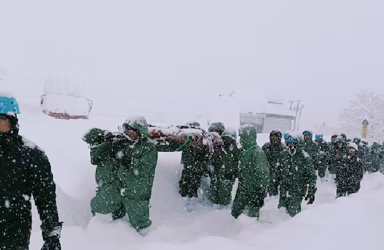 Three skiers killed in avalanche in France's Val d'Isere resort- Ảnh 1.