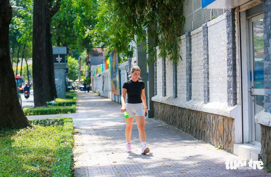 Many sidewalks in District 3, Ho Chi Minh City, are spacious, allowing pedestrians to stroll. Photo: Chau Tuan / Tuoi Tre
