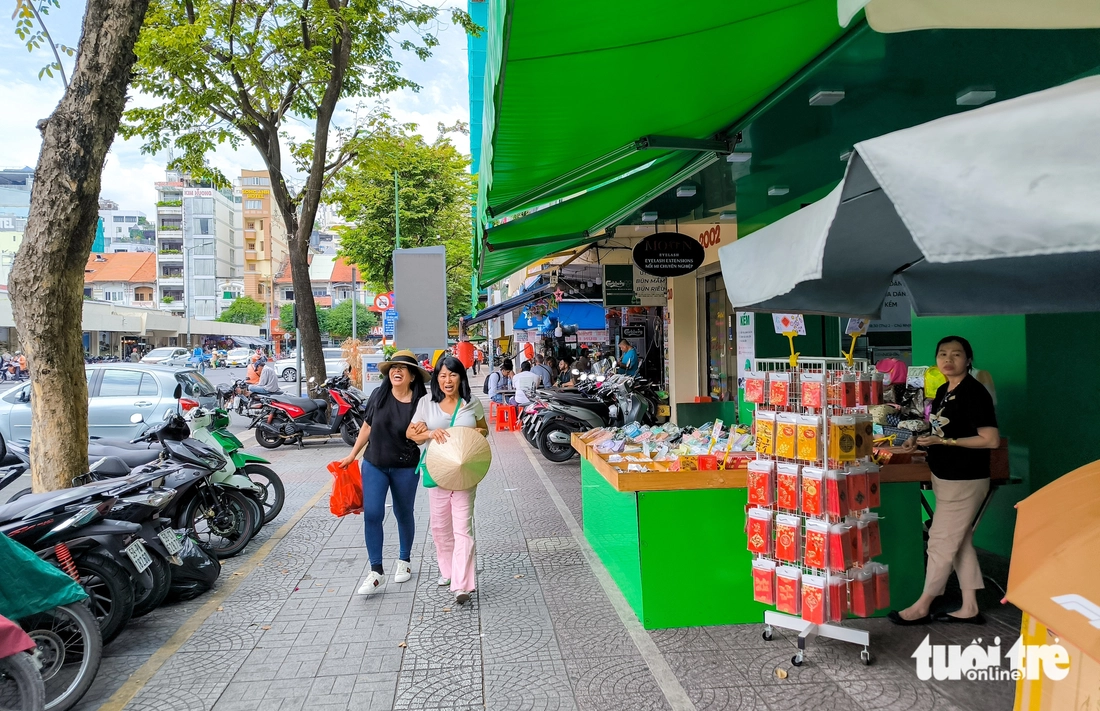 An area where people temporarily use the sidewalk with a fee on Phan Boi Chau Street, District 1, remains well-organized. Photo: Chau Tuan / Tuoi Tre