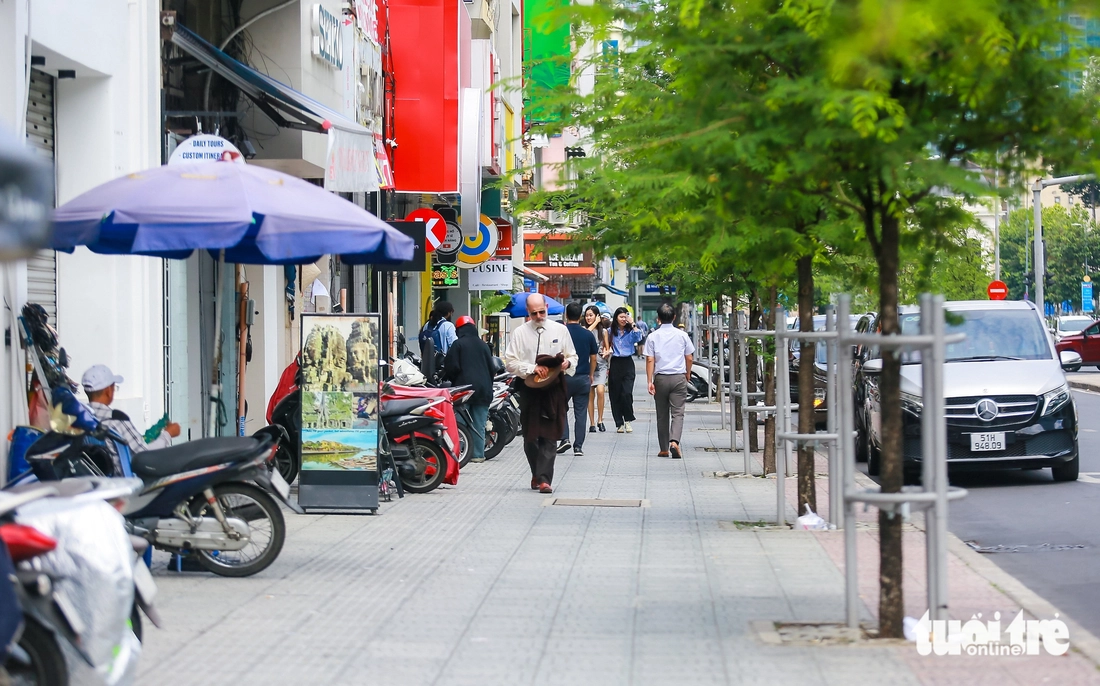 The sidewalk along Le Loi Boulevard in District 1, Ho Chi Minh City, is spacious and clean. Photo: Chau Tuan / Tuoi Tre