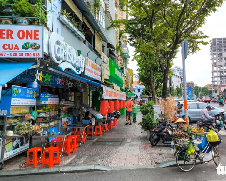 Although sidewalk encroachment is still an issue, many sidewalks in the downtown area of Ho Chi Minh City are well organized. Photo: Chau Tuan / Tuoi Tre