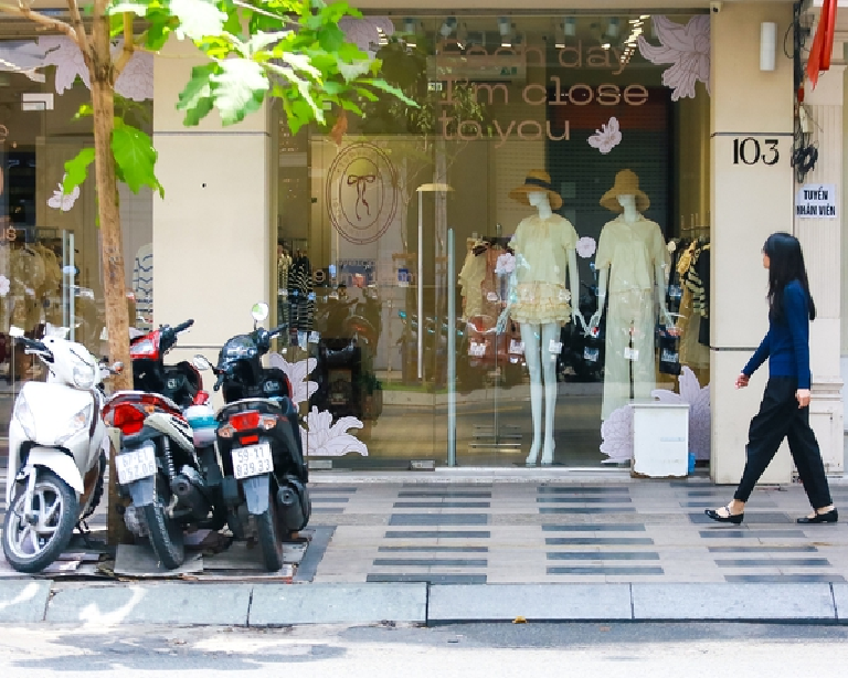 The clean sidewalk of Nguyen Trai Street in District 1, Ho Chi Minh City. Photo: Le Phan / Tuoi Tre