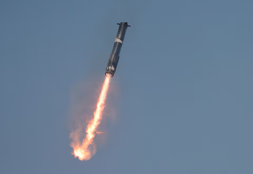 [2/9]The Super Heavy booster returns to its launch pad after the SpaceX Starship continued to space after it was launched on its eighth test at the company's Boca Chica launch pad in Brownsville, Texas, U.S., March 6, 2025. Photo: Reuters