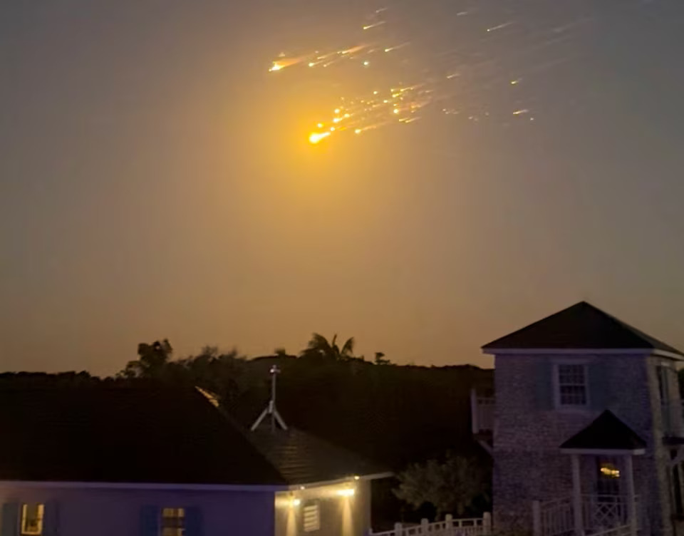 [3/9]A view shows debris streaking through the sky, after SpaceX's Starship spacecraft tumbled and exploded in space, in Big Sampson Kay, Bahamas, March 6, 2025, in this screen grab obtained from social media video. Photo: Reuters