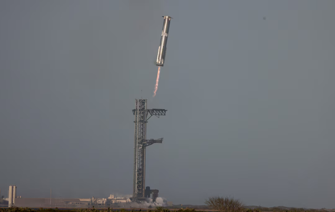 [7/9]The Super Heavy booster returns to its launch pad after the SpaceX Starship spacecraft continued to space following its launch on its eighth test at the company's Boca Chica launch pad in Brownsville, Texas, U.S., March 6, 2025. Photo: Reuters