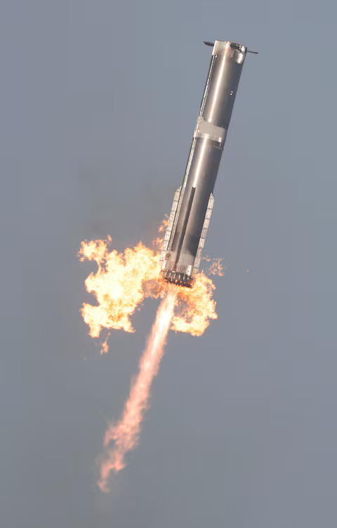 [5/9]The Super Heavy booster returns to its launch pad after the SpaceX Starship spacecraft continued to space following its launch on its eighth test at the company's Boca Chica launch pad in Brownsville, Texas, U.S., March 6, 2025. Photo: Reuters