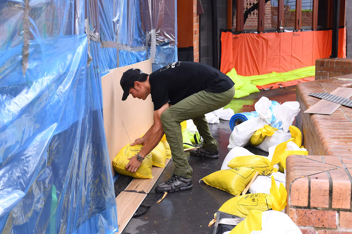 Australia's Northern Territory braces for Tropical Cyclone Fina - Ảnh 1.