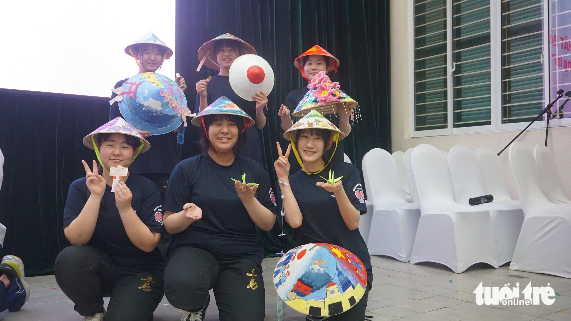 Students from Ehime Prefectural Mishima High School wear ‘non la’ (Vietnamese traditional conical hats) at Le Quy Don High School in District 3, Ho Chi Minh City, March 7, 2025. Photo: My Dung / Tuoi Tre