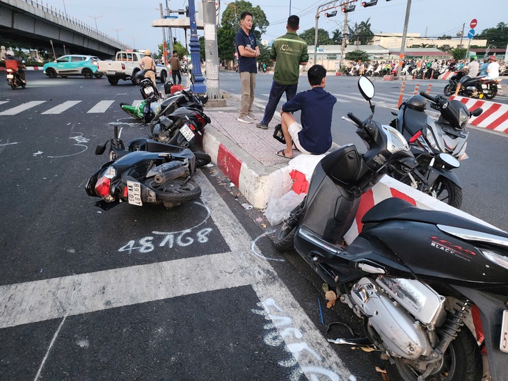 Many motorbikes are seen at the scene of the deadly crash that killed one life and injured six others in Ho Chi Minh City, southern Vietnam, March 16, 2025. Photo: Minh Hoa / Tuoi Tre