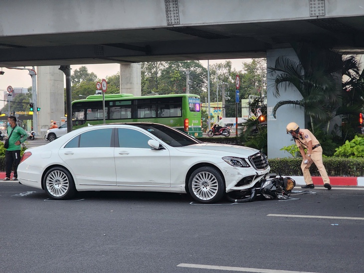A police officer examines the scene of a traffic accident that left one dead and six injured in Ho Chi Minh City, southern Vietnam, March 16, 2025. Photo: Minh Hoa / Tuoi Tre