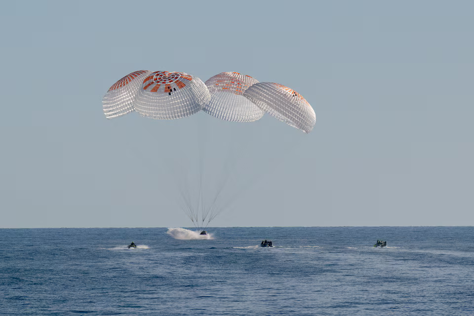 [5/16]Support teams work around a SpaceX Dragon spacecraft shortly after it landed with NASA astronauts Nick Hague, Suni Williams, Butch Wilmore, and Roscosmos cosmonaut Aleksandr Gorbunov aboard in the water off the coast of Tallahassee, Florida, Tuesday, March 18, 2025. Photo: Reuters