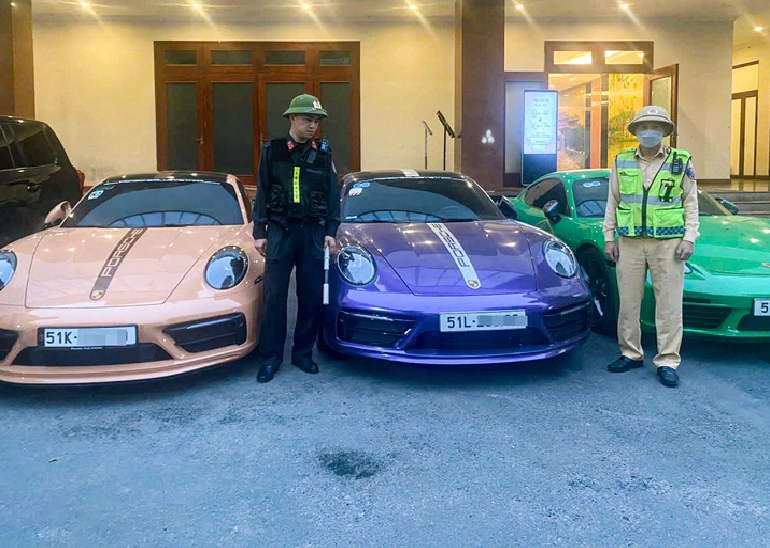 The Porsches at the police station. Photo: D.Q.