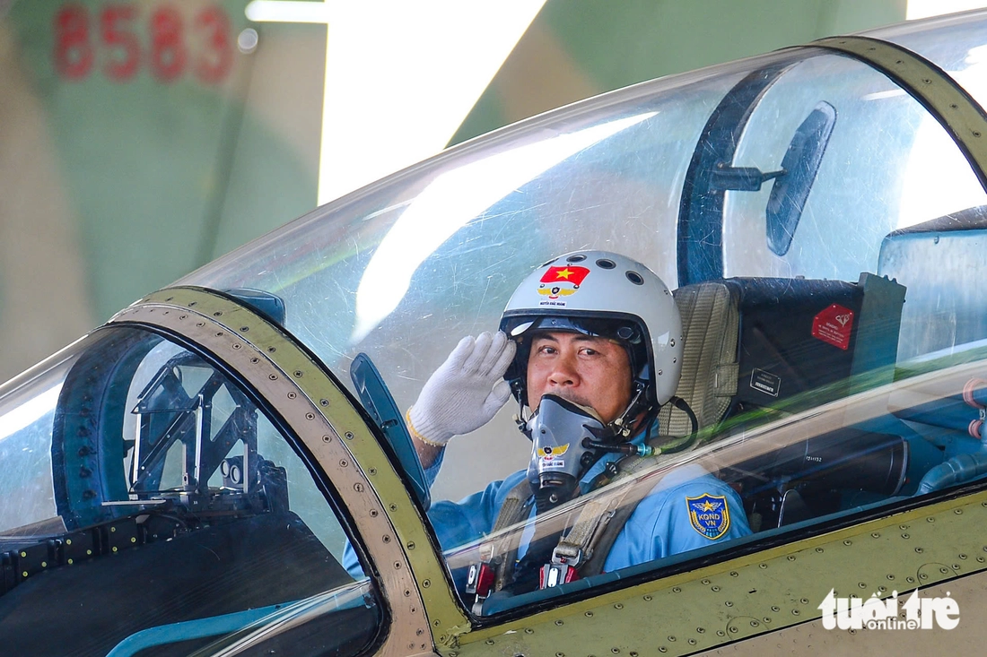 A pilot salutes before take-off during a drill at Bien Hoa Airbase in Dong Nai Province, southern Vietnam. The exercise is part of preparations for a military parade set for April 30, 2025 in Ho Chi Minh City to commemorate Vietnam’s Reunification Day. Photo: Quang Dinh / Tuoi Tre