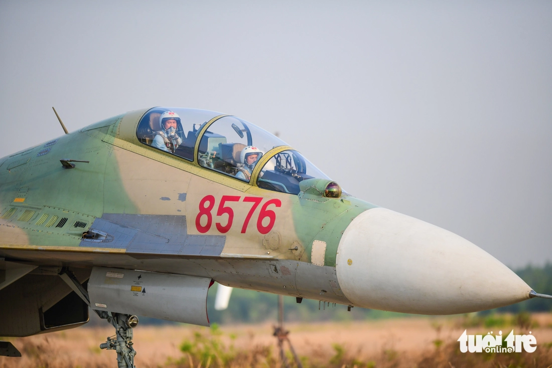Two pilots in a Su-30MK2 multirole fighter jet conduct a rehearsal at Bien Hoa Airbase in Dong Nai Province, southern Vietnam, in preparation for a military parade scheduled for April 30, 2025 in Ho Chi Minh City to mark Vietnam’s Reunification Day. Photo: Quang Dinh / Tuoi Tre