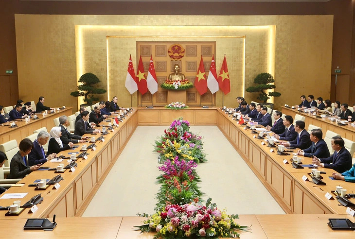 An overview of the meeting between the Vietnamese delegation, led by Prime Minister Pham Minh Chinh, and its Singaporean counterpart, headed by Prime Minister Lawrence Wong in Hanoi, March 26, 2025. Photo: Nguyen Khanh / Tuoi Tre