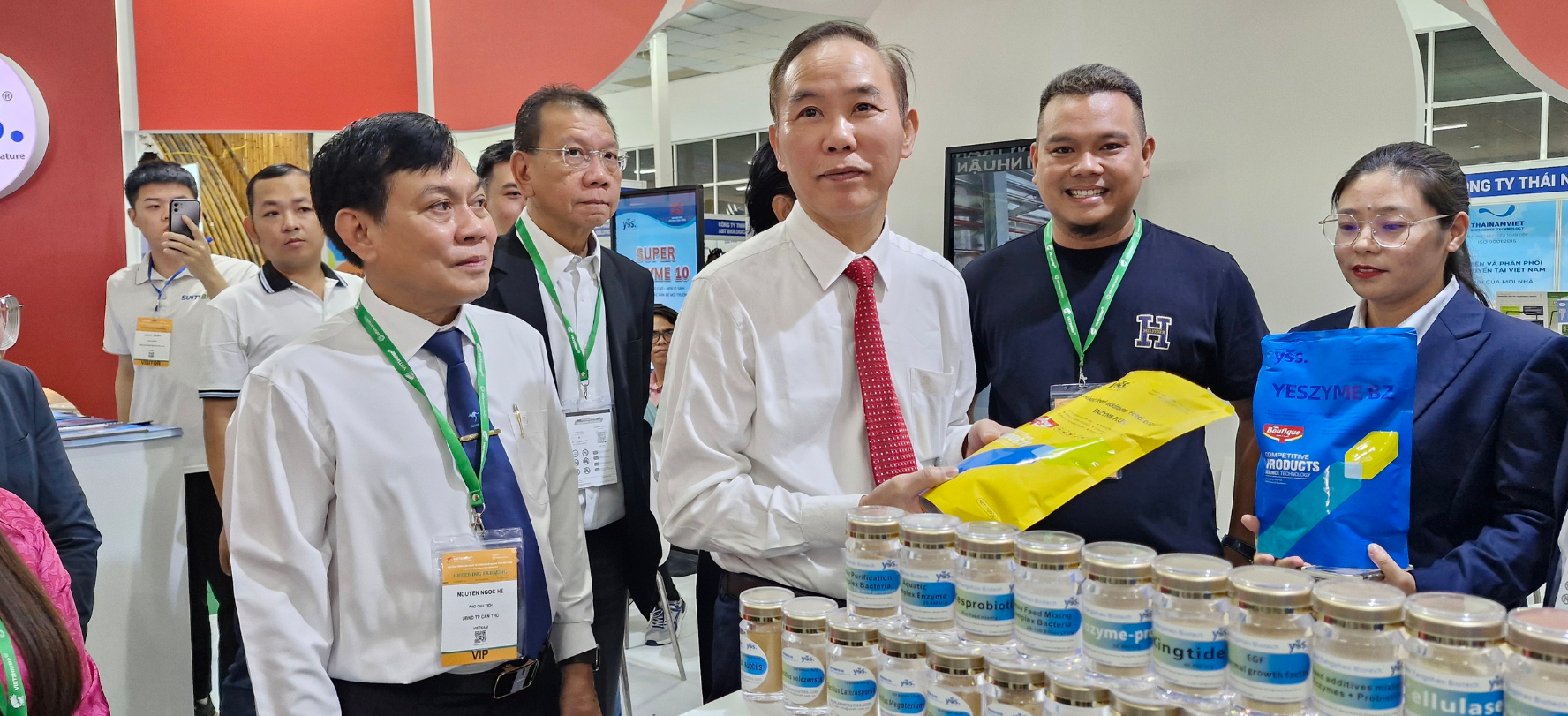 Representatives visit a booth at VietShrimp 2025 in Can Tho City, southern Vietnam. Photo: Le Dan / Tuoi Tre