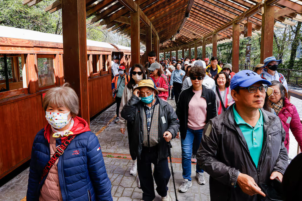 [5/6]Passengers from the special ‘cherry blossoms-themed’ train take a tour at Alishan National Scenic Area in Chiayi, Taiwan March 25, 2025. Photo: Reuters
