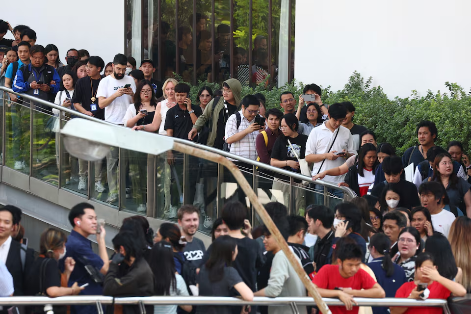People stand outside a building after a strong earthquake struck central Myanmar on Friday, earthquake monitoring services said, which affected Bangkok as well with hundreds of people pouring out of buildings in the Thai capital in panic after the tremors, in Bangkok, Thailand, March 28, 2025. Photo: Reuters