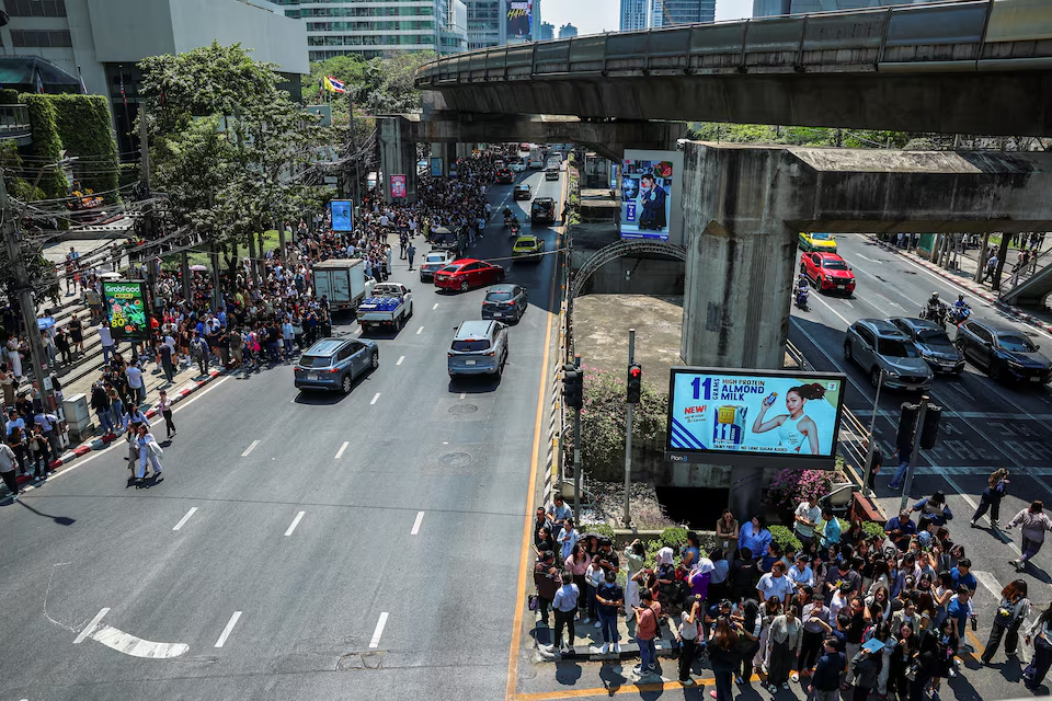 People gather on the streets after a strong earthquake struck central Myanmar on Friday, earthquake monitoring services said, which affected Bangkok as well with hundreds of people pouring out of buildings in the Thai capital in panic after the tremors, in Bangkok, Thailand, March 28, 2025. Photo: Reuters