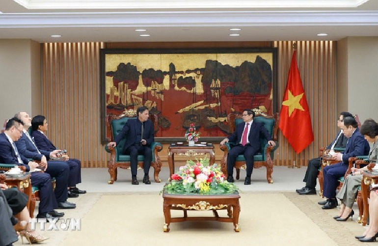 Prime Minister Pham Minh Chinh receives Klaus Zellmer, chairman of Skoda Auto, in Hanoi on March 27, 2025. Photo: Vietnam News Agency