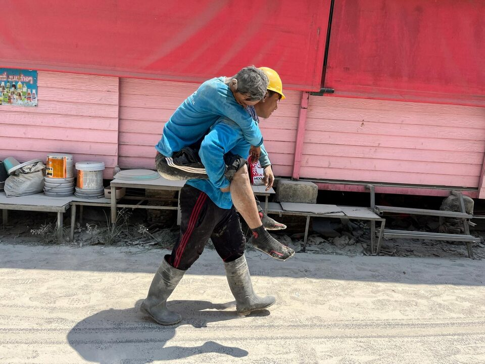 A worker carries a casualty on his back after a strong earthquake struck central Myanmar on Friday, earthquake monitoring services said, which affected Bangkok as well with people pouring out of buildings following the tremors in the Thai capital, in Bangkok, Thailand, March 28, 2025. Photo: Reuters