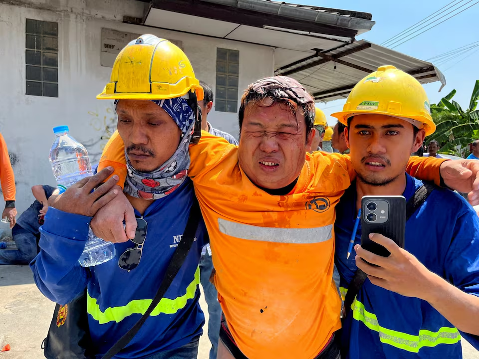 Workers assist an injured man after a strong earthquake struck central Myanmar on Friday, earthquake monitoring services said, which affected Bangkok as well with people pouring out of buildings following the tremors in the Thai capital, in Bangkok, Thailand, March 28, 2025. Photo: Reuters
