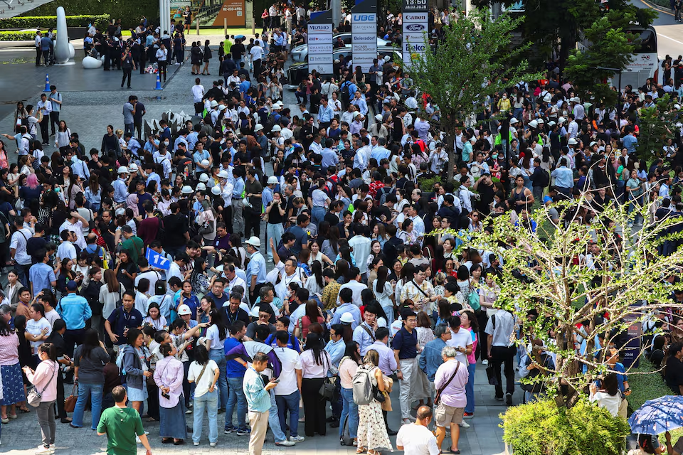People stand on a street after a strong earthquake struck central Myanmar on Friday, earthquake monitoring services said, which affected Bangkok as well with hundreds of people pouring out of buildings in the Thai capital in panic after the tremors, in Bangkok, Thailand, March 28, 2025. Photo: Reuters
