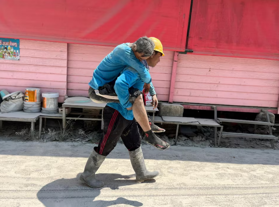 A worker carries a casualty on his back after a strong earthquake struck central Myanmar on Friday, earthquake monitoring services said, which affected Bangkok as well with people pouring out of buildings following the tremors in the Thai capital, in Bangkok, Thailand, March 28, 2025. Photo: Reuters