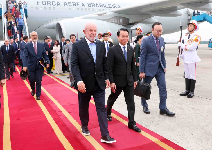 Brazilian President Luiz Inácio Lula da Silva (L) walks on the red carpet alongside Vietnamese Minister of Agriculture and Environment Do Duc Duy upon his arrival at Noi Bai International Airport in Hanoi on March 27, 2025, for a state visit. Photo: VNA