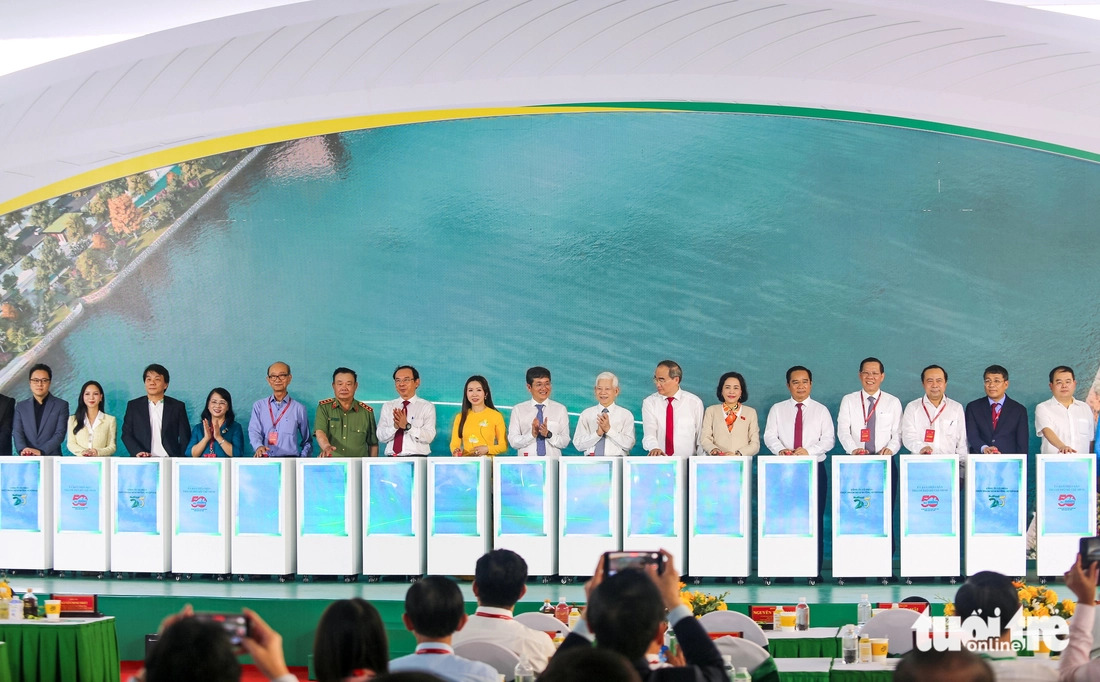 Delegates participate in the groundbreaking ceremony for the pedestrian bridge spanning the Saigon River in Ho Chi Minh City, March 29, 2025. Photo: Chau Tuan / Tuoi Tre