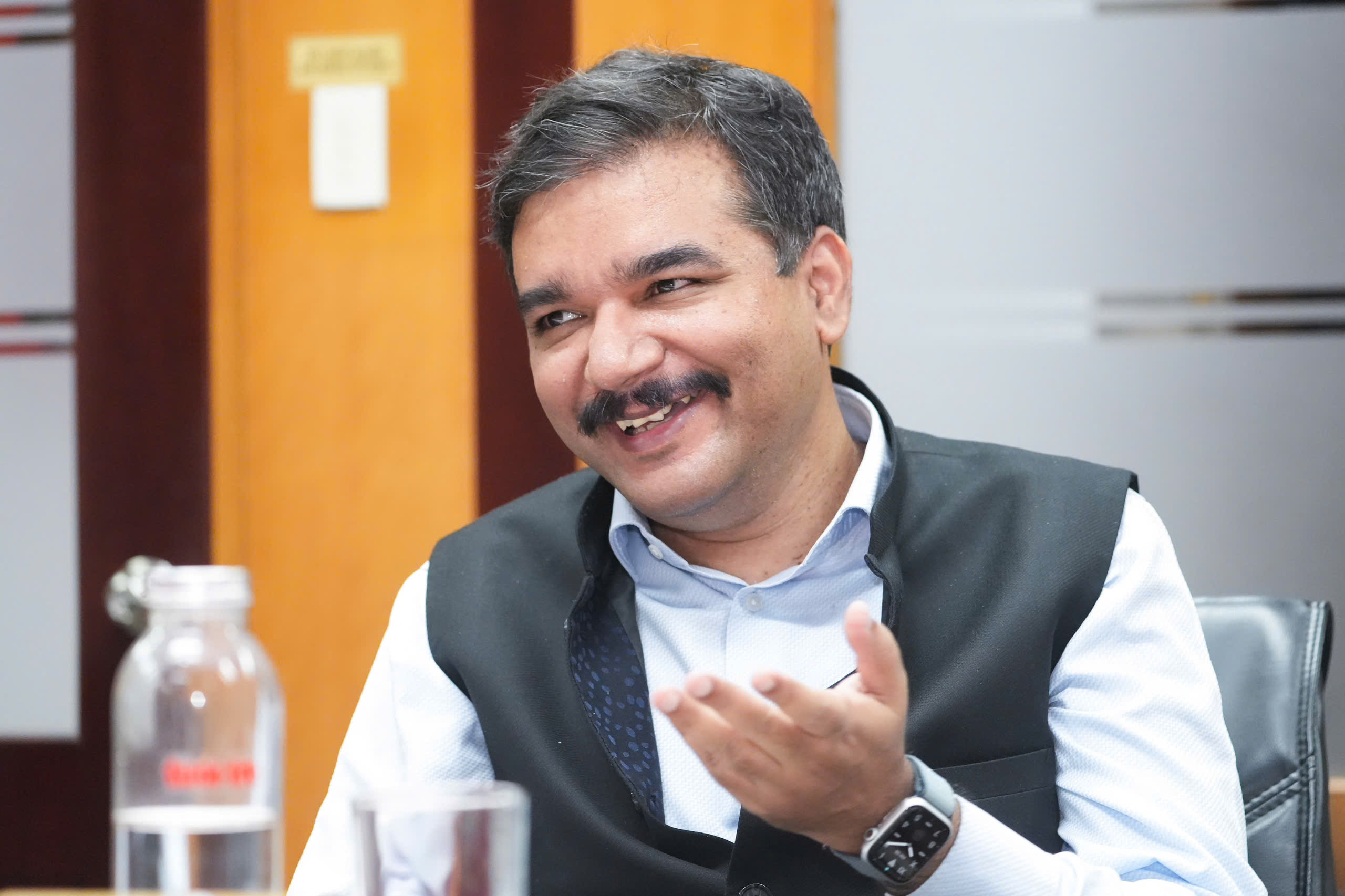 India’s Consul General in Ho Chi Minh City Vipra Pandey (R) speaks at Tuoi Tre (Youth) newspaper's headquarters in Phu Nhuan District, Ho Chi Minh City, March 28, 2025. Photo: Huu Hanh / Tuoi Tre