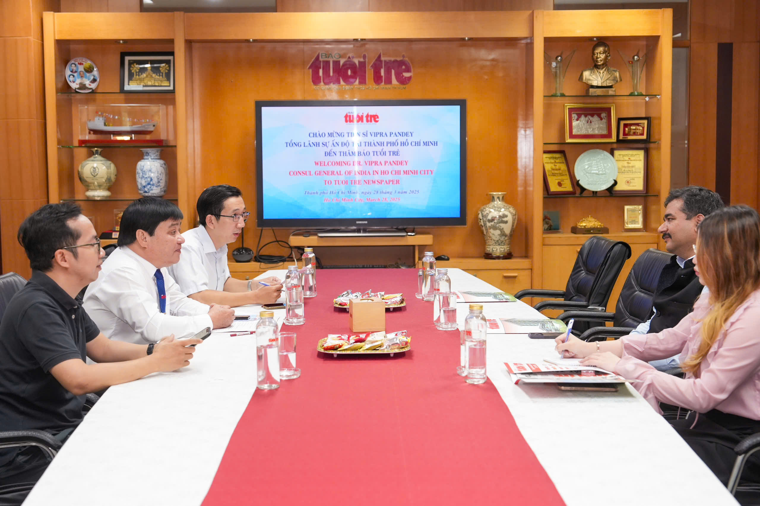 Tuoi Tre (Youth) newspaper's Editor-in-Chief Le The Chu (L, 2nd) hosts a reception for India’s Consul General in Ho Chi Minh City Vipra Pandey (R, 2nd) at the newspaper's headquarters in Phu Nhuan District, Ho Chi Minh City, March 28, 2025. Photo: Huu Hanh / Tuoi Tre