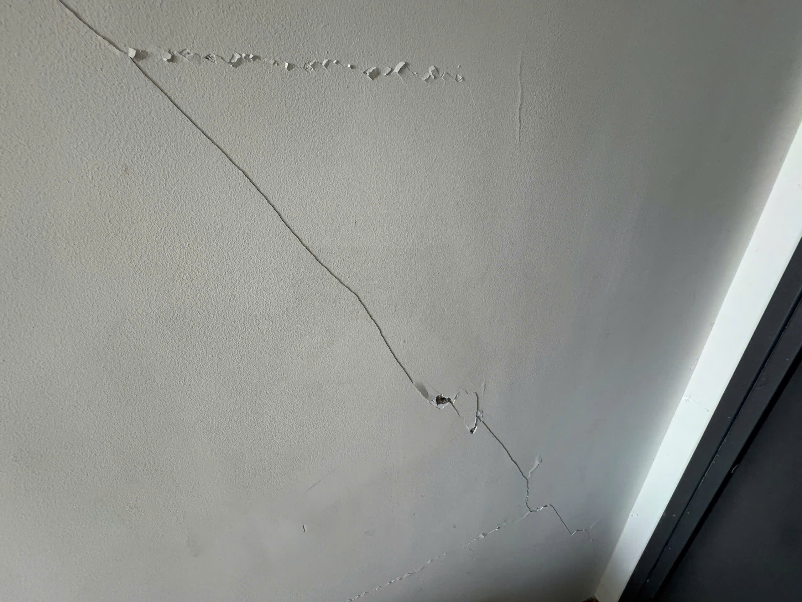 Cracks appear on an apartment wall of the Diamond Riverside apartment complex in District 8, Ho Chi Minh City. Photo: P.N