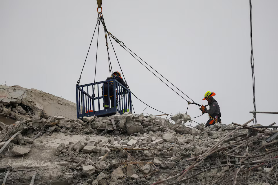 [6/11]Rescue personnel work at the site of a building that collapsed, following a strong earthquake, in Bangkok, Thailand, March 30, 2025. Photo: Reuters