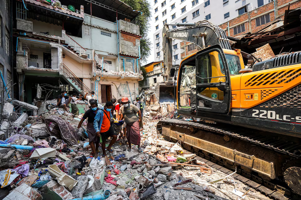 [2/11]Rescuers carry the body of a victim, in the aftermath of a strong earthquake, in Mandalay, Myanmar, March 30. Photo: Reuters