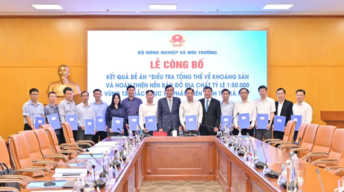 The leader of the Ministry of Agriculture and Environment hands over the results of the project on a comprehensive survey on mineral resources to 14 provinces in northwest Vietnam. Photo: Nguyen Thuy / Tuoi Tre