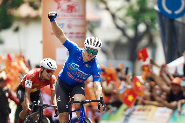 Athletes join the The Ho Chi Minh Television Cycling Tournament.