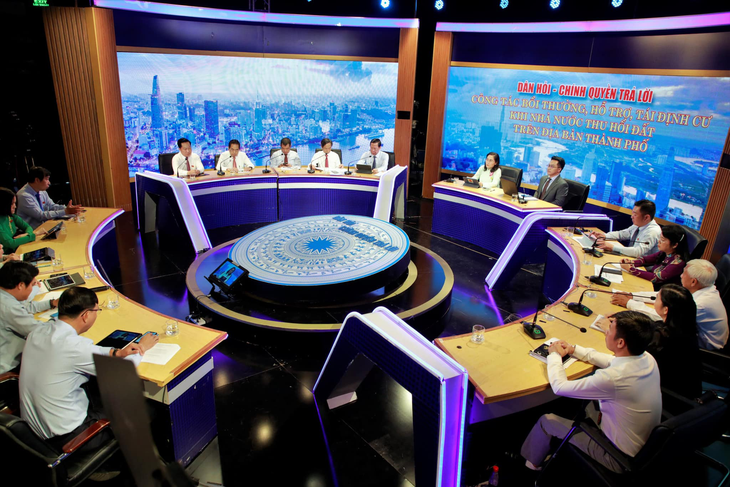 The program 'Dan hoi - Chinh quyen tra loi' is broadcast monthly on HTV9. Photo: HTV