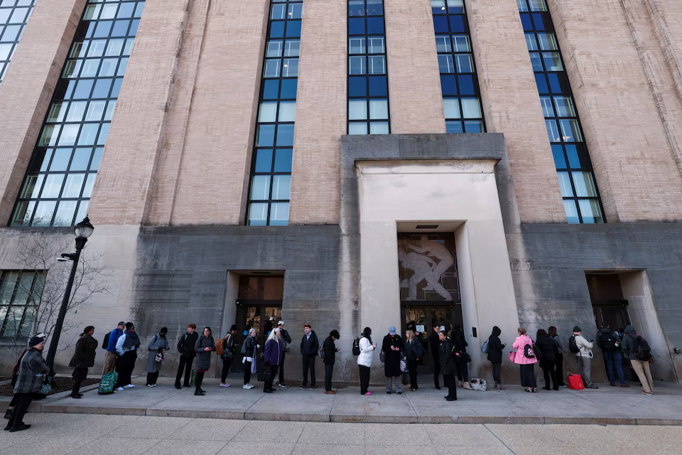 Employees of the Department of Health and Human Services (HHS) stand outside the Mary E. Switzer Memorial Building, after it was reported that the Trump administration fired staff at the Centers for Disease Control and Prevention and at the Food and Drug Administration, as it embarked on its plan to cut 10,000 jobs at HHS, in Washington, D.C., U.S., April 1, 2025. Photo: Reuters