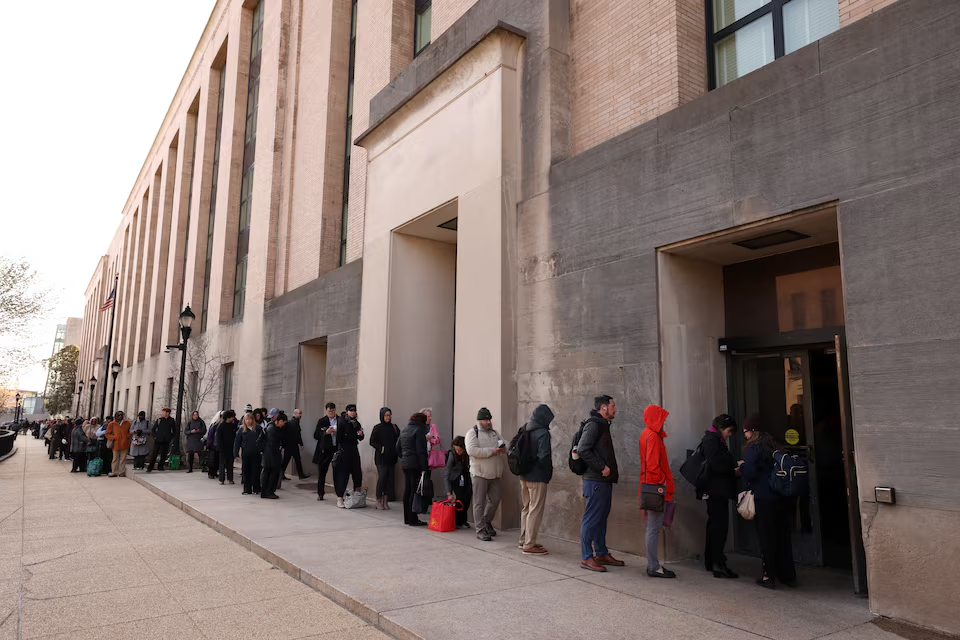 Employees of the Department of Health and Human Services (HHS) queue outside the Mary E. Switzer Memorial Building, after it was reported that the Trump administration fired staff at the Centers for Disease Control and Prevention and at the Food and Drug Administration, as it embarked on its plan to cut 10,000 jobs at HHS, in Washington, D.C., U.S., April 1, 2025. Photo: Reuters