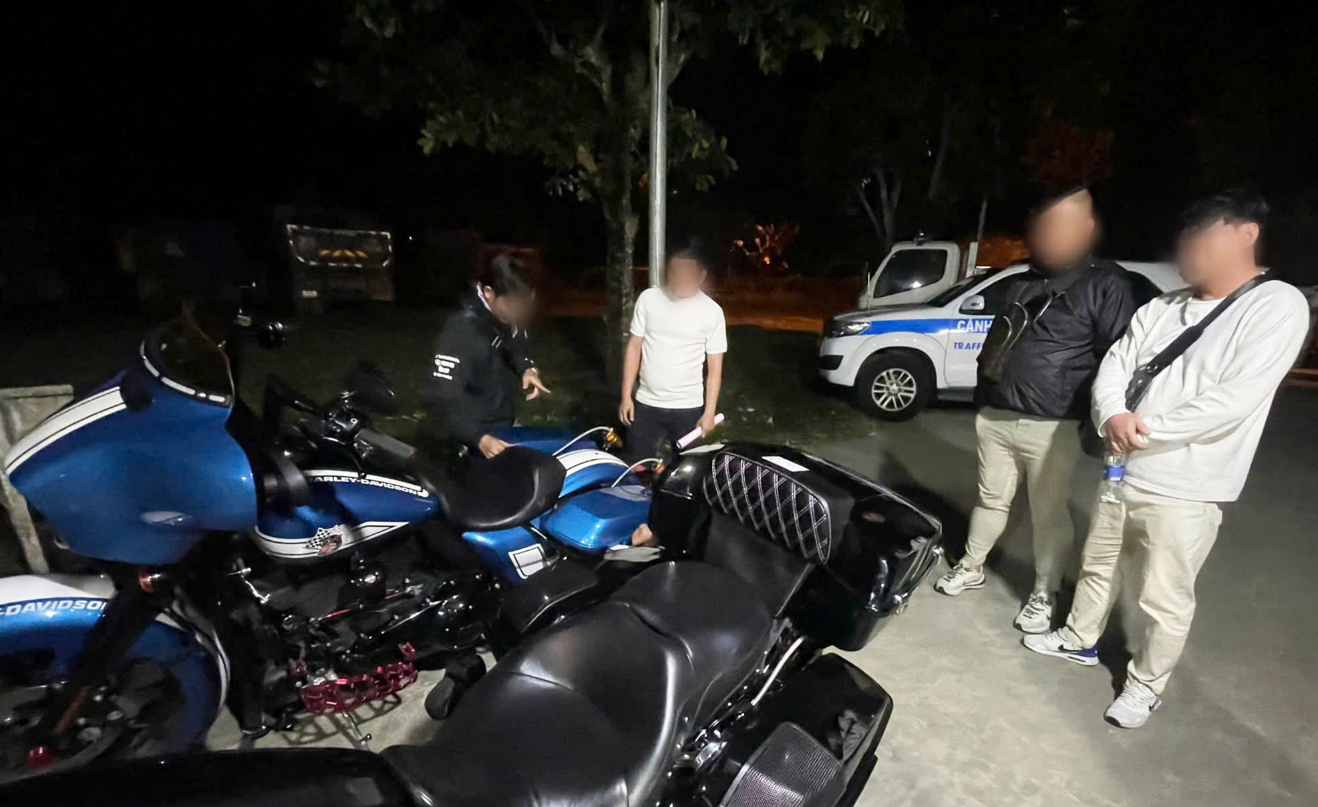 Two high-capacity motorcycles ridden by two South Koreans. Photo: Truong Phuong