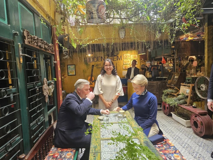 Belgian King Philippe and Queen Mathilde enjoy egg coffee at Hidden Gem Coffee, a café built with recycled materials in Hanoi, on April 1, as part of their state visit to Vietnam from March 31 to April 4. Photo: Supplied