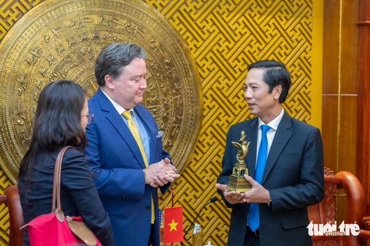 U.S. Ambassador Marc E. Knapper (L, 2nd) is seen talking with deputy chairman of the Quang Tri administration Hoang Nam during his working visit to the province, located in north central Vietnam, April 2, 2025. Photo: Hoang Tao / Tuoi Tre