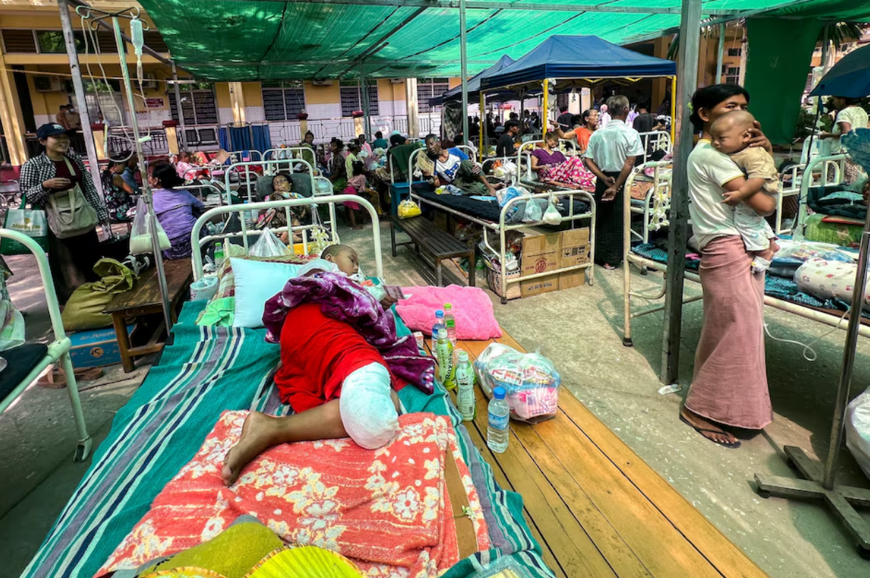 Patients lie on beds inside the compound of Sagaing Hospital following a strong earthquake near its epicenter, in Sagaing, Myanmar, April 2, 2025. Photo: Reuters