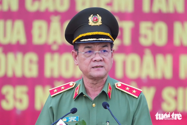 Lieutenant General Le Hong Nam, director of the Ho Chi Minh City Police, speaks at the ceremony. Photo: Huu Hanh / Tuoi Tre