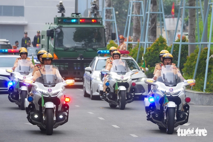 Ho Chi Minh City police forces simultaneously launch operations following the command of the director of the Ho Chi Minh City Police. Photo: Huu Hanh / Tuoi Tre