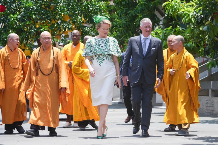 Belgian King Philippe and Queen Mathilde, accompanied by monks at Vinh Nghiem Pagoda in Ho Chi Minh City, walk through the religious facility, April 3, 2025. Photo: Huu Hanh / Tuoi Tre